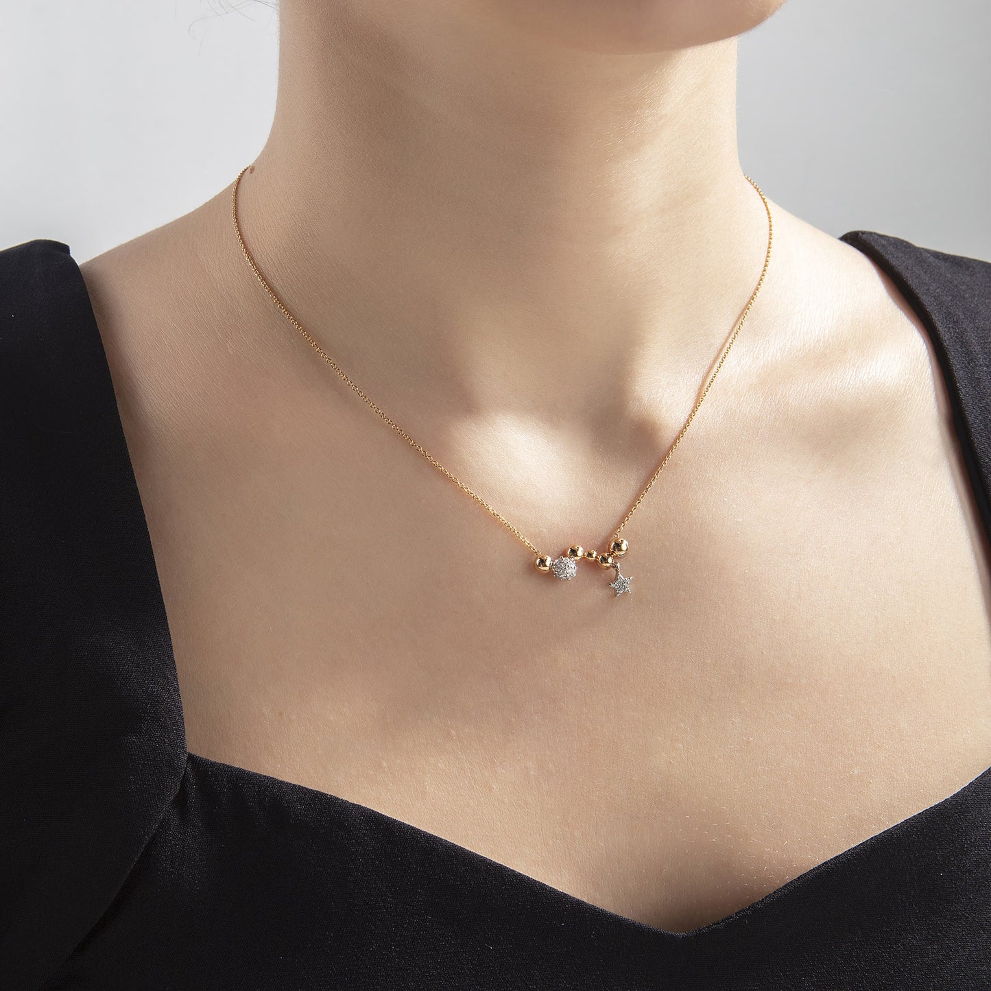 Sallantılı Yıldız Kolye